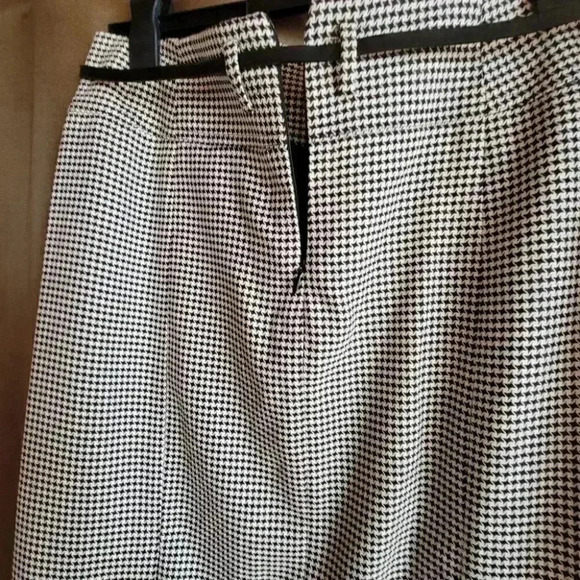 Black & White patterned Pencil Skirt  with Belt Lined - Picture 6 of 7
